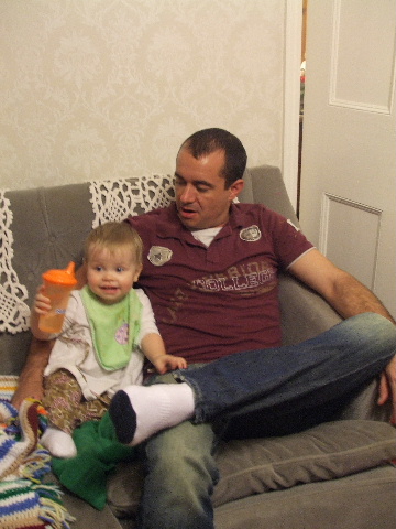 Jess_UKVisit2008 (18).jpg - UK - Hanging out with Uncle Dave.